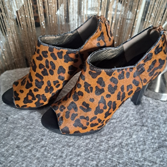 Size 8.5M womens, Banana Republic, leopard print, peep toe heels, Booties - Picture 2 of 11